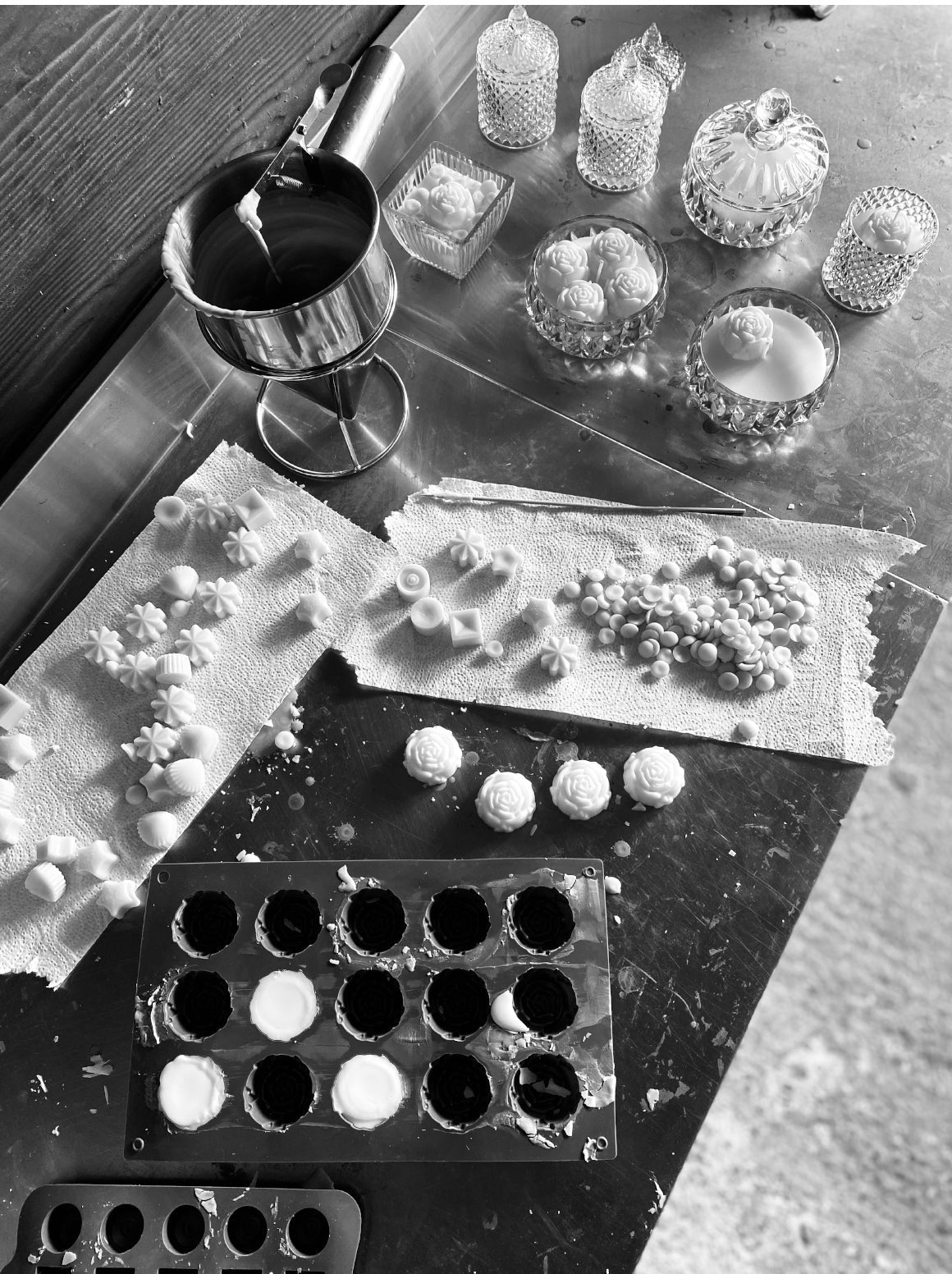 Mesa de trabajo del taller con moldes y velas en proceso